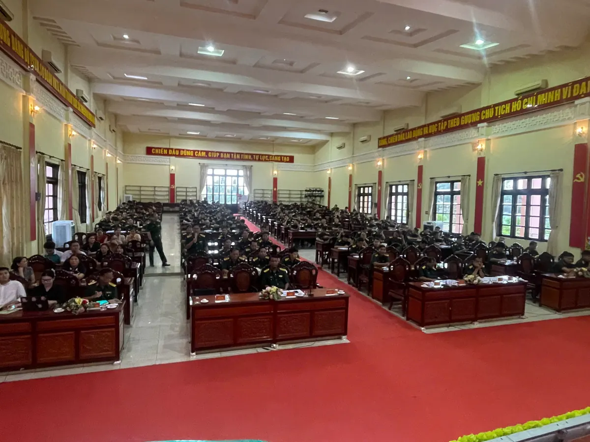 Hội trường đông học viên tại một buổi đào tạo ứng dụng AI