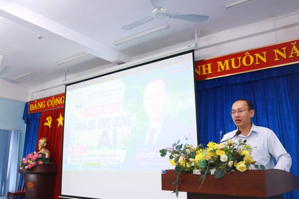 Đứng lớp chia sẻ ứng dụng AI tại Trường Cao đẳng Điện lực TP. Hồ Chí Minh